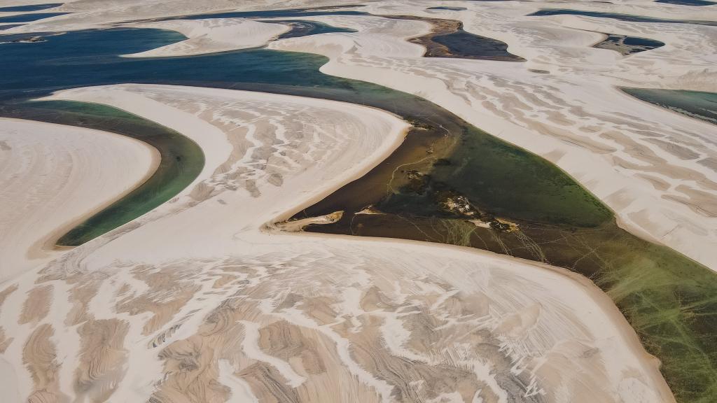 Vista aérea dos Lençóis Maranhenses com dunas e lagoas turquesa