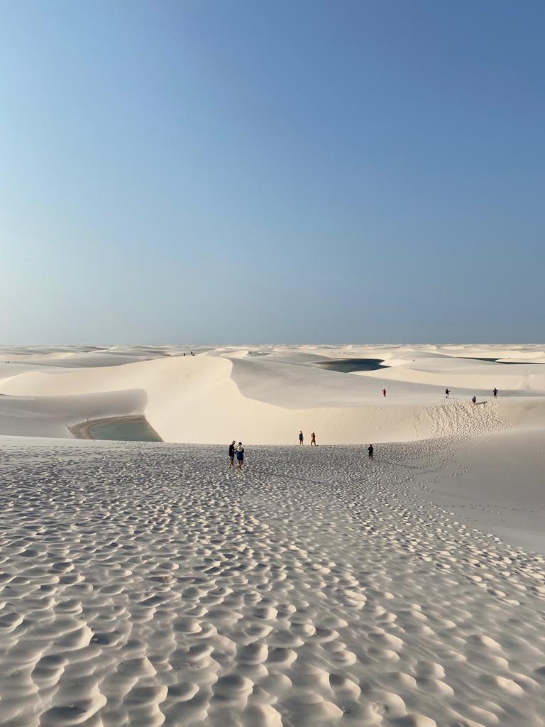 Lagoas cristalinas entre dunas brancas nos Lençóis Maranhenses