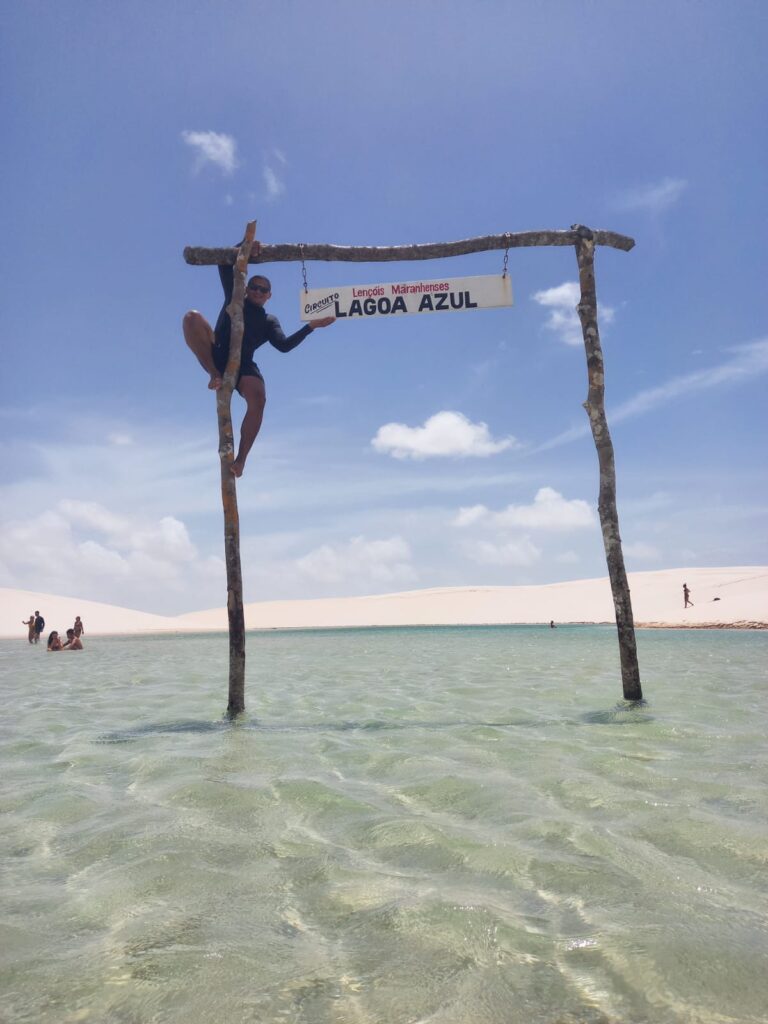 Veículo 4x4 nas dunas do Circuito Lagoa Azul nos Lençóis Maranhenses