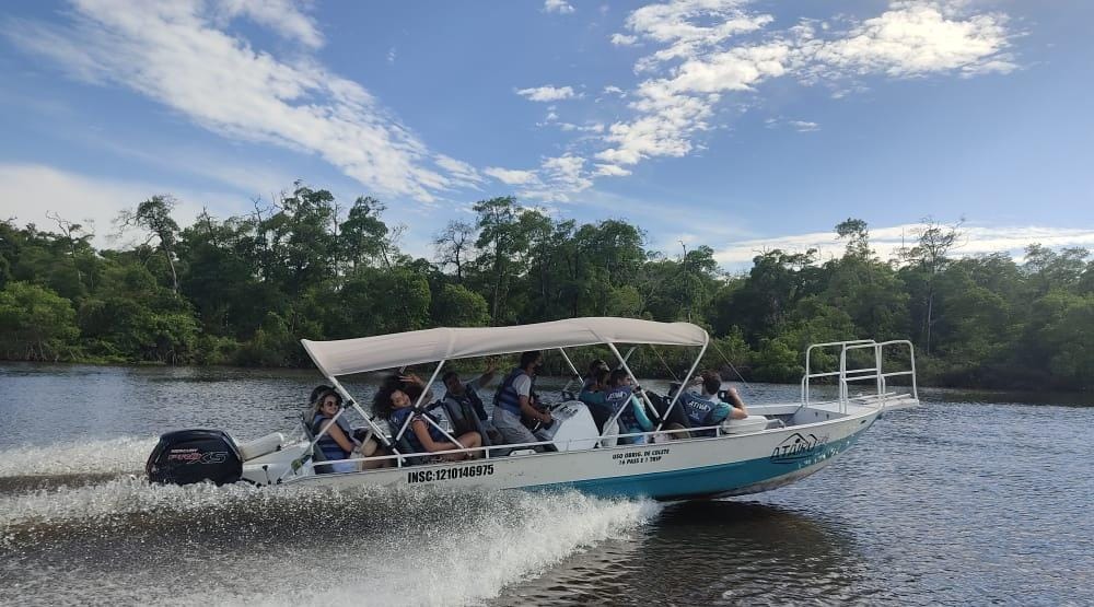 Lancha voadeira navegando pelo Rio Preguiças em Barreirinhas